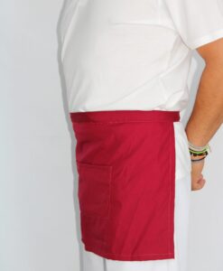 ποδιά σερβιτόρου μέσης κοντή κόκκινη με δύο τσέπες μπροστά.